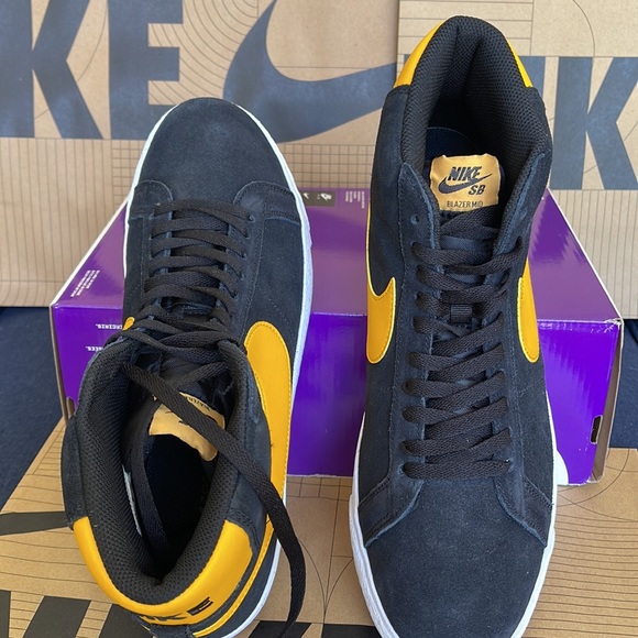 Nike SB ZOOM BLAZER MID Black/University Gold-Black WMNS - Picture 13 of 16